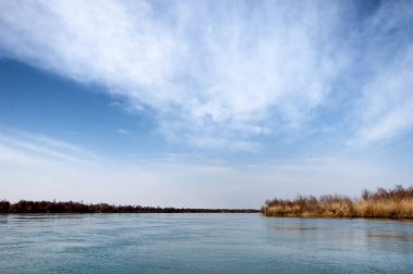 Bahar bozkırında nehir