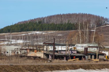 İlkbaharın başlarında tarla sürüldü, tepeler ormanla kaplandı, ağaçlar...