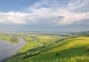Nehirli panoramik yaz manzarası. Kama Nehri, Tataristan, 