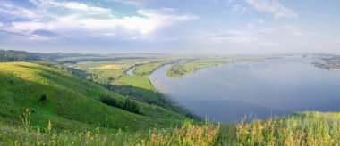 Nehirli panoramik yaz manzarası. Kama Nehri, Tataristan, 