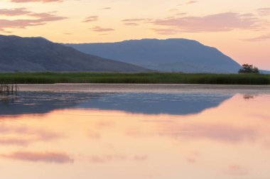 Bozkır yaz. Turgai Kaydet. Çölde Gölü