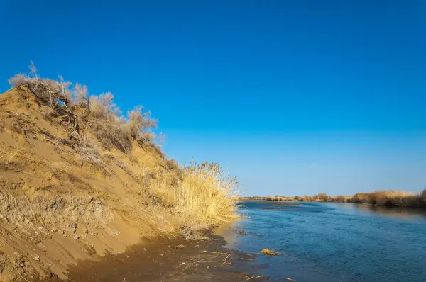 Rivier in het voorjaar steppe — Stockfoto