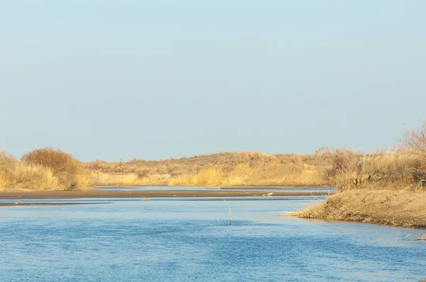 Río en la estepa de primavera — Foto de Stock