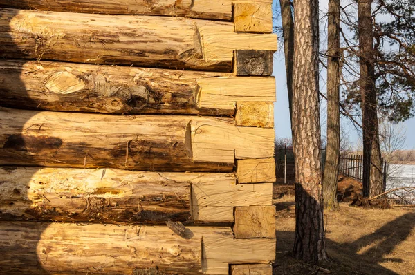 Début du printemps, construction de maisons en bois, la glace de la rivière . — Photo