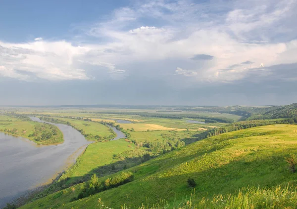 Nehirli panoramik yaz manzarası. Kama Nehri, Tataristan, 