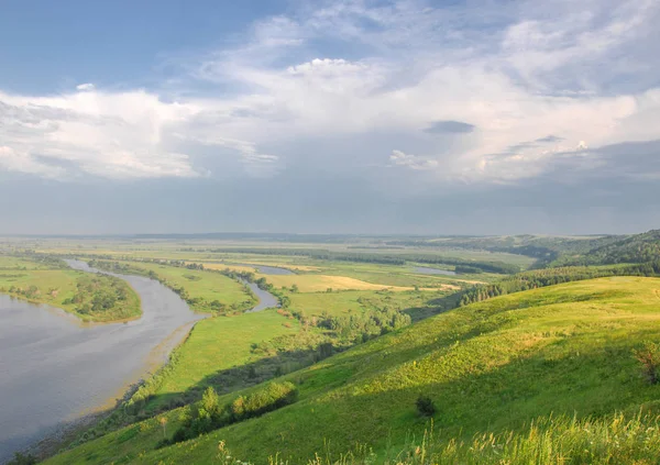 Paisaje panorámico de verano con un río. Río Kama, Tartaristán , — Foto de Stock