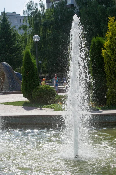 Summer Sultry landscape. Fountain with water in the park — Stock Photo, Image