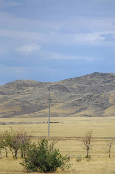 Paisagem de outono, estepe com montanhas. pradaria, veld, veldt. a) — Fotografia de Stock