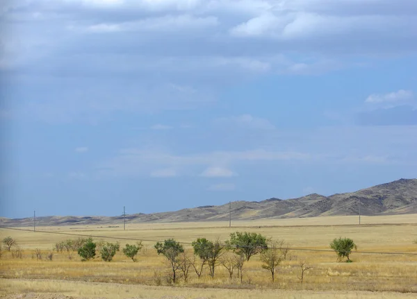 Paisagem de outono, estepe com montanhas. pradaria, veld, veldt. a) — Fotografia de Stock