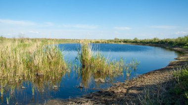 Olay yerinde bozkır gölde akşam güzel gökyüzü altında küçük bir göl