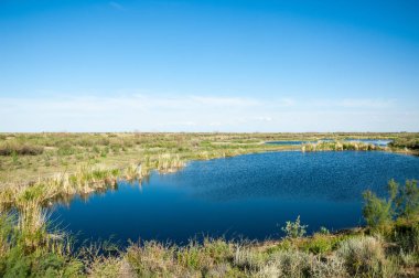 Olay yerinde bozkır gölde akşam güzel gökyüzü altında küçük bir göl