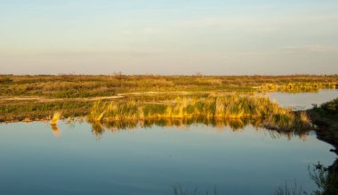 Olay yerinde bozkır gölde akşam güzel gökyüzü altında küçük bir göl