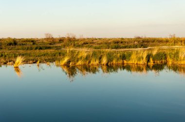 Olay yerinde bozkır gölde akşam güzel gökyüzü altında küçük bir göl