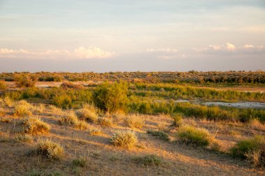 Olay yerinde bozkır gölde akşam güzel gökyüzü altında küçük bir göl