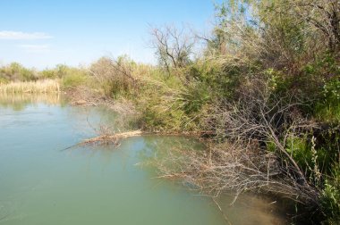 Olay yerinde bozkır gölde akşam güzel gökyüzü altında küçük bir göl