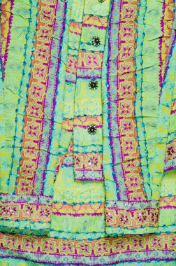 Geçmişi, dokusu. Kırmızı desenli yeşil elbise.