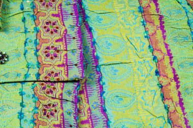 Geçmişi, dokusu. Kırmızı desenli yeşil elbise.