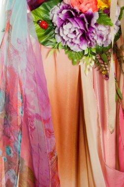 Pembe kumaş çiçek işlemeli. doku