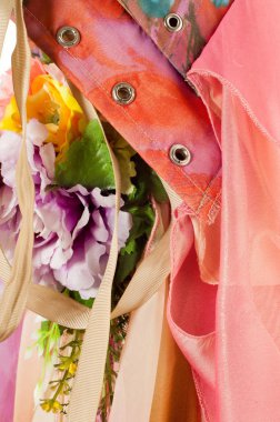 Pembe kumaş çiçek işlemeli. doku