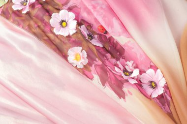 Pembe kumaş çiçek işlemeli. doku