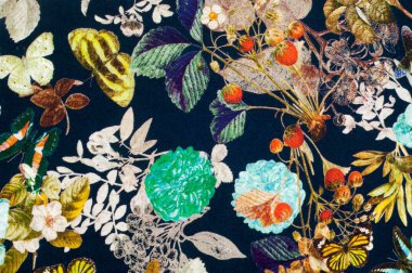 Örme kumaş. Çiçekler, meyveler ve kelebekler siyah arka