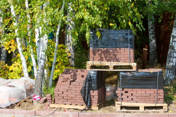 Bricks at a construction site on a pallet — Stock Photo, Image