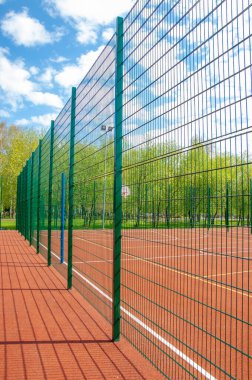 Lastiklenmiş oyun alanları, basketbol sahası her iki ucunda sepetler olan dikdörtgen bir zeminden oluşan bir oyun yüzeyi..