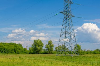 Yüksek voltaj direklerinin silueti, güç kulesi, elektrik direği, çelik kafesli kule, öğleden sonra Avrupa 'da. Doku yüksek voltaj sütunu, başınızın üstünde güç hattı.