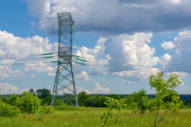Yüksek voltaj direklerinin silueti, güç kulesi, elektrik direği, çelik kafesli kule, öğleden sonra Avrupa 'da. Doku yüksek voltaj sütunu, başınızın üstünde güç hattı.