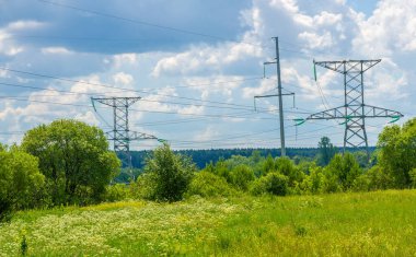 Yüksek voltaj direklerinin silueti, güç kulesi, elektrik direği, çelik kafesli kule, öğleden sonra Avrupa 'da. Doku yüksek voltaj sütunu, başınızın üstünde güç hattı.