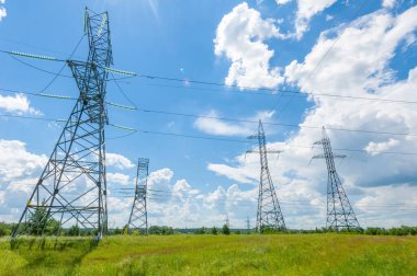 Yüksek voltaj direklerinin silueti, güç kulesi, elektrik direği, çelik kafesli kule, öğleden sonra Avrupa 'da. Doku yüksek voltaj sütunu, başınızın üstünde güç hattı.