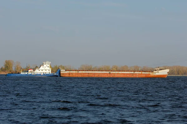 Herbstlandschaft Fluss Arbeiten Auf Dem Fluss Flussboote Sonniger Tag Wind — Stockfoto