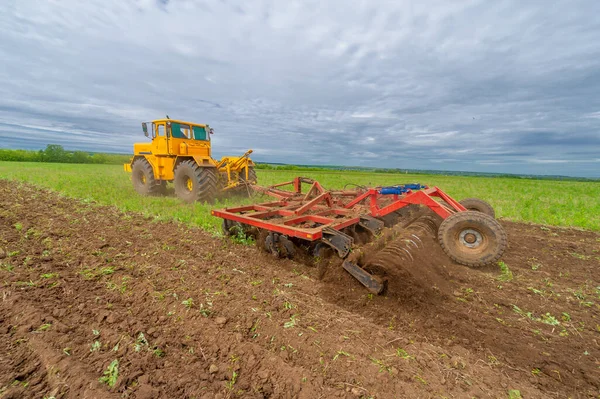 Jarní Fotografie Krajina Zemědělskými Stroji Traktor Orá Půdu Orá Pole — Stock fotografie