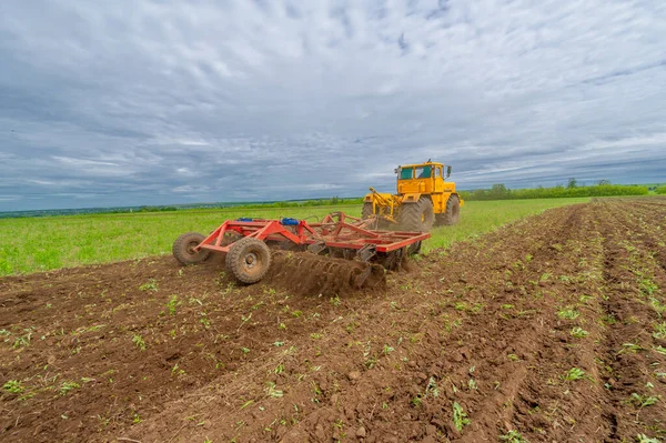 Jarní Fotografie Krajina Zemědělskými Stroji Traktor Orá Půdu Orá Pole — Stock fotografie