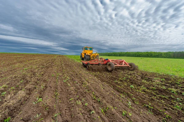 Tavaszi Fotózás Táj Mezőgazdasági Gépekkel Egy Traktor Szántja Földet Szántja — Stock Fotó