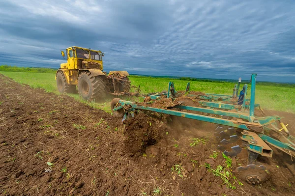 Jarní Fotografie Krajina Zemědělskými Stroji Traktor Orá Půdu Orá Pole — Stock fotografie