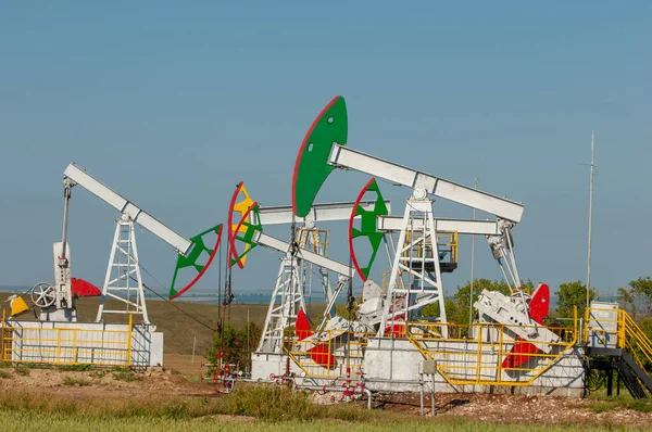 Sommarlandskapet Konstgjort Oljan Gungar Oljepumpar Detta Luften Och Vattnet Vår — Stockfoto
