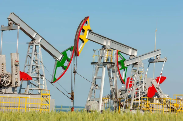 Sommarlandskapet Konstgjort Oljan Gungar Oljepumpar Detta Luften Och Vattnet Vår — Stockfoto