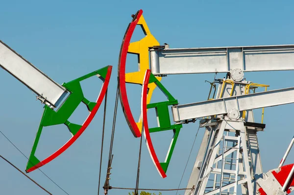 Het Zomerlandschap Kunstmatig Olie Schommelt Oliepompen Dit Lucht Het Water — Stockfoto