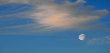 Kumaş arka plan, desen, duvar kağıdı. Onlar hala oldukça yüksek bulutlar. Onlar yağmur yağdırmaz. Altostratus bulutları ortalama bir gri ya da mavi-griye sahiptir. Genellikle tüm gökyüzünü kaplar..