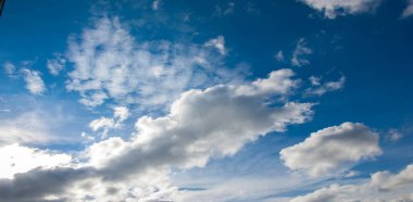 Kumaş arka plan, desen, duvar kağıdı. Onlar hala oldukça yüksek bulutlar. Onlar yağmur yağdırmaz. Altostratus bulutları ortalama bir gri ya da mavi-griye sahiptir. Genellikle tüm gökyüzünü kaplar..