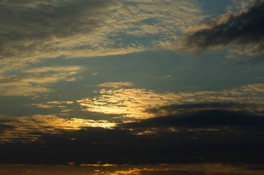 Gün doğumu bulutları. Latin kümülüs bulutlarından kümülonimbus taşları, yığılmış yukarı ve nimbus, yağış güçlü yükselen hava akımları tarafından taşınan su buharı oluşan yoğun, yükselen dikey bulut