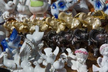 Arkaplan dokusu. Şablon. Topraktan yapılmış ürünler, el sanatları. Çamurdan yapılmış refraktör ürünleri. sert, yapışkan ince taneli toprak, genellikle sarı, ve kurutulmuş ve pişirilmiş ve çömlek.