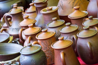 Arkaplan dokusu. Şablon. Topraktan yapılmış ürünler, el sanatları. Çamurdan yapılmış refraktör ürünleri. sert, yapışkan ince taneli toprak, genellikle sarı, ve kurutulmuş ve pişirilmiş ve çömlek.