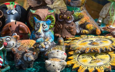 Arkaplan dokusu. Şablon. Topraktan yapılmış ürünler, el sanatları. Çamurdan yapılmış refraktör ürünleri. sert, yapışkan ince taneli toprak, genellikle sarı, ve kurutulmuş ve pişirilmiş ve çömlek.