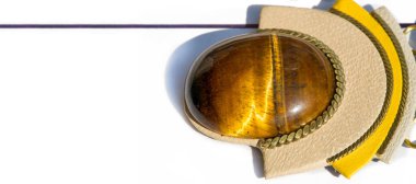 Bit pazarı, doğal taşlar, yarı değerli taşlar, yarı değerli mineraller. Mücevher olarak kullanılabilecek ama kıymetsiz sayılan mineraller.