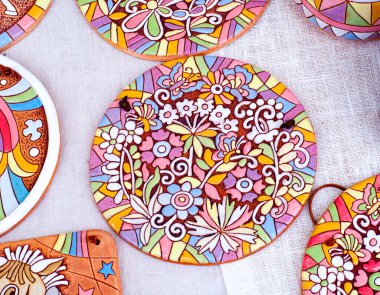 Doku arka plan deseni. Kil hobilerinden ve yaratıcılıktan oluşan halk sanatı makaleleri, bir insanın kişiliğinin yaratıcı yönlerini ve bakış açısını geliştirmesine yardımcı olan ve ifade etmesine yardımcı olan bir insan aktivitesidir.