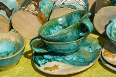 Arkaplan dokusu. Şablon. Topraktan yapılmış ürünler, el sanatları. Çamurdan yapılmış refraktör ürünleri. sert, yapışkan ince taneli toprak, genellikle sarı, ve kurutulmuş ve pişirilmiş ve çömlek.