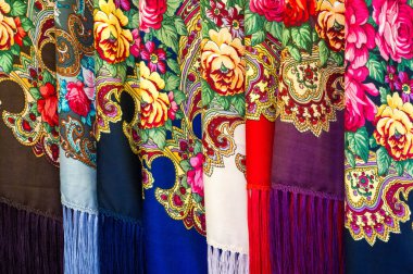 Doku arka planı, desen. Bir yığın halinde bir masaya yığılmış farklı kumaşlar