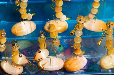 Hayvan heykelleri el yapımı Selenit, saten boks, çöl gülü ve alçıtaşı çiçekleri dört çeşit mineral alçıtaşıdır.